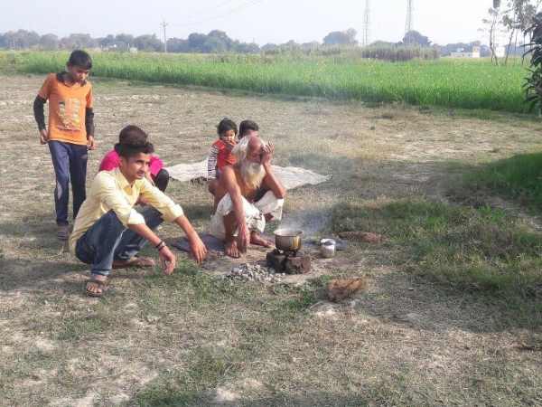 65 साल के बुजुर्ग का हठयोग, 11 साल से खेत में बिता रहे जिंदगी. 65 साल के बुजुर्ग का हठयोग, 11 साल से खेत में बिता रहे जिंदगी.