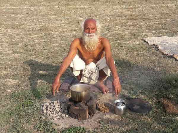65 साल के बुजुर्ग का हठयोग, 11 साल से खेत में बिता रहे जिंदगी 65 साल के बुजुर्ग का हठयोग, 11 साल से खेत में बिता रहे जिंदगी