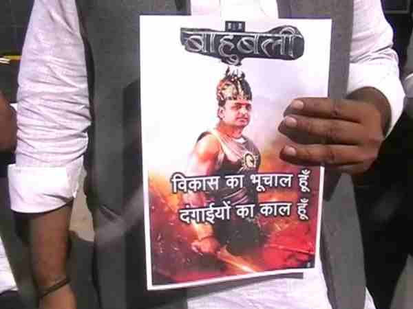 वाराणसी: सीएम अखिलेश यादव का बाहुबली अवतार आया सामने, सपा के युवजन सभा ने किया पोस्टर जारी वाराणसी: सीएम अखिलेश यादव का बाहुबली अवतार आया सामने, सपा के युवजन सभा ने किया पोस्टर जारी