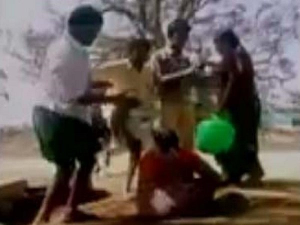 Video: छोटी सी बात के लिए आंध्र प्रदेश में सरपंच ने महिला के साथ की मारपीट, मारी लात Video: छोटी सी बात के लिए आंध्र प्रदेश में सरपंच ने महिला के साथ की मारपीट, मारी लात