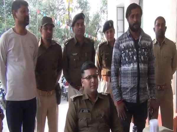 बिहार: तमंचे पर डिस्को के साथ चल रहा था अश्लील डांस, तभी पहुंच गई पुलिस बिहार: तमंचे पर डिस्को के साथ चल रहा था अश्लील डांस, तभी पहुंच गई पुलिस