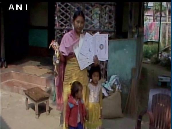 असम में हाईवे किनारे संतरे बेंच रही तीरंदाजी में राष्ट्रीय स्तर की खिलाड़ी असम में हाईवे किनारे संतरे बेंच रही तीरंदाजी में राष्ट्रीय स्तर की खिलाड़ी