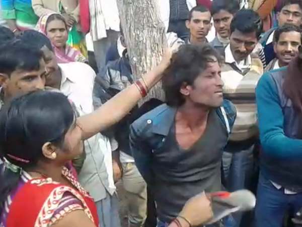 महिलाओं ने चोरी के आरोपी को दी कैसी सजा, देखिए वीडियो महिलाओं ने चोरी के आरोपी को दी कैसी सजा, देखिए वीडियो