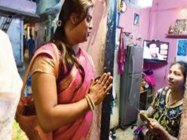 बीएमसी पोल: ट्रांसजेंडर प्रिया पाटिल घर-घर जाकर मांग रहीं वोट, कह रहीं पुरुषों और महिलाओं दोनों से हम अच्छे बीएमसी पोल: ट्रांसजेंडर प्रिया पाटिल घर-घर जाकर मांग रहीं वोट, कह रहीं पुरुषों और महिलाओं दोनों से हम अच्छे