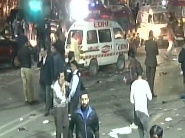 पाकिस्तान के लाहौर में मॉल रोड पर बम विस्फोट, 10 लोगों की मौत पाकिस्तान के लाहौर में मॉल रोड पर बम विस्फोट, 10 लोगों की मौत
