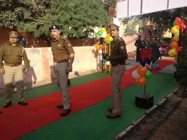 सेल्फी का मजा लेना चाहते हैं तो वोट दीजिए, आगरा में पुलिस ने बनाया मॉडल बूथ सेल्फी का मजा लेना चाहते हैं तो वोट दीजिए, आगरा में पुलिस ने बनाया मॉडल बूथ