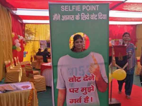 सेल्फी का मजा लेना चाहते हैं तो वोट दीजिए, आगरा में पुलिस ने बनाया मॉडल बूथ सेल्फी का मजा लेना चाहते हैं तो वोट दीजिए, आगरा में पुलिस ने बनाया मॉडल बूथ