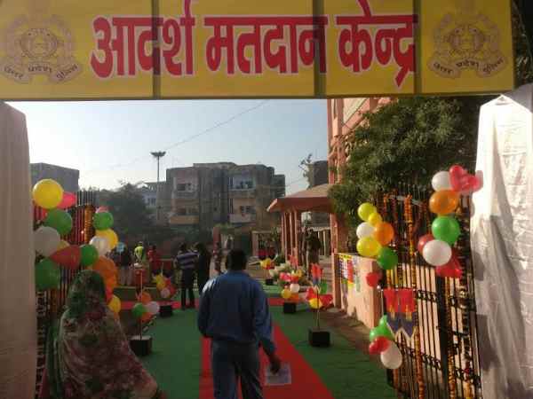 सेल्फी का मजा लेना चाहते हैं तो वोट दीजिए, आगरा में पुलिस ने बनाया मॉडल बूथ सेल्फी का मजा लेना चाहते हैं तो वोट दीजिए, आगरा में पुलिस ने बनाया मॉडल बूथ