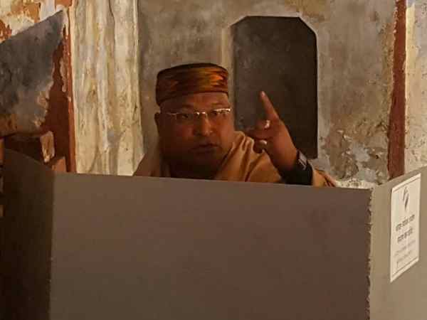 वोटिंग के दौरान ली गई सेल्फी को बसपा प्रत्याशी ने FB पर डाला, केस दर्ज वोटिंग के दौरान ली गई सेल्फी को बसपा प्रत्याशी ने FB पर डाला, केस दर्ज