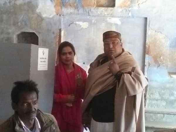 वोटिंग के दौरान ली गई सेल्फी को बसपा प्रत्याशी ने FB पर डाला, केस दर्ज वोटिंग के दौरान ली गई सेल्फी को बसपा प्रत्याशी ने FB पर डाला, केस दर्ज