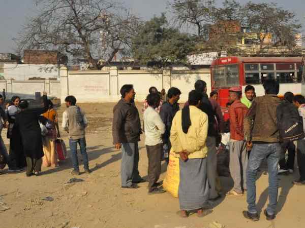 यूपी चुनाव: रोडवेज की बसें गायब, यात्रियों को घंटों सड़क पर करना पड़ रहा है इंतजार यूपी चुनाव: रोडवेज की बसें गायब, यात्रियों को घंटों सड़क पर करना पड़ रहा है इंतजार