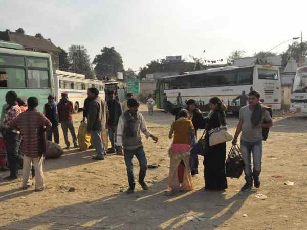 यूपी चुनाव: रोडवेज की बसें गायब, यात्रियों को घंटों सड़क पर करना पड़ रहा है इंतजार यूपी चुनाव: रोडवेज की बसें गायब, यात्रियों को घंटों सड़क पर करना पड़ रहा है इंतजार