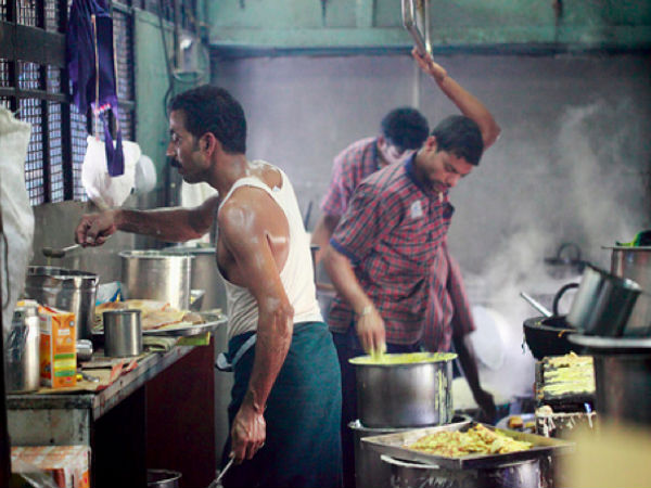 This Story Of How Caterers Are Conning Passengers Travelling By Indian Railways Will Shock You! This Story Of How Caterers Are Conning Passengers Travelling By Indian Railways Will Shock You!
