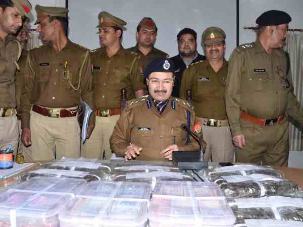सहारनपुर: दो करोड़ की चरस के साथ दो शातिर गिरफ्तार लेकिन तस्करों को कैमरे के सामने नहीं लाई पुलिस सहारनपुर: दो करोड़ की चरस के साथ दो शातिर गिरफ्तार लेकिन तस्करों को कैमरे के सामने नहीं लाई पुलिस