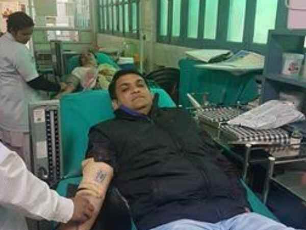 मऊ: 8 सालों से मना रहे हैं कुछ इस तरह वेलेनटाइन-डे, हर तरफ है इनकी चर्चा मऊ: 8 सालों से मना रहे हैं कुछ इस तरह वेलेनटाइन-डे, हर तरफ है इनकी चर्चा