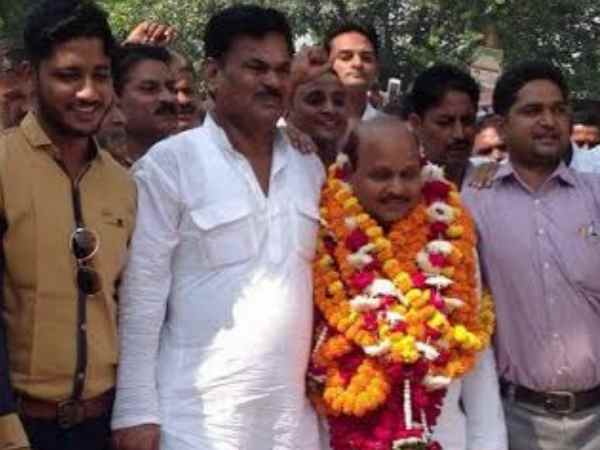 यूपी चुनाव: इलाहाबाद में सपा को 'पदुम' तो मिले पर बसपा में फिसले 'शमी' यूपी चुनाव: इलाहाबाद में सपा को 'पदुम' तो मिले पर बसपा में फिसले 'शमी'