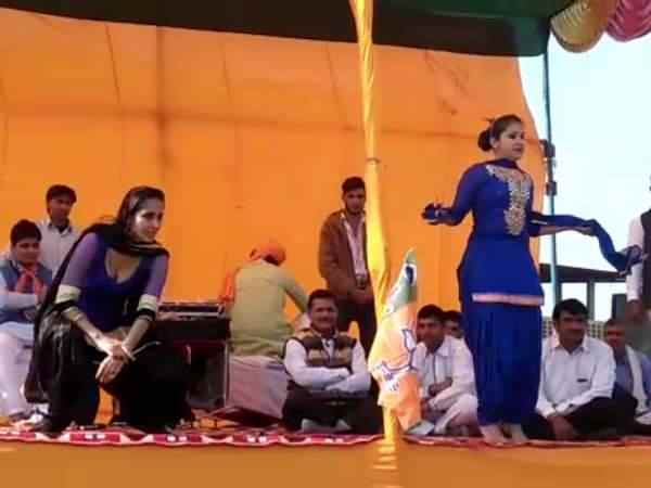 मथुरा: केंद्रीय मंत्री संजीव बालियान की चुनावी सभा में फूहड़ डांस, देखिए वीडियो मथुरा: केंद्रीय मंत्री संजीव बालियान की चुनावी सभा में फूहड़ डांस, देखिए वीडियो
