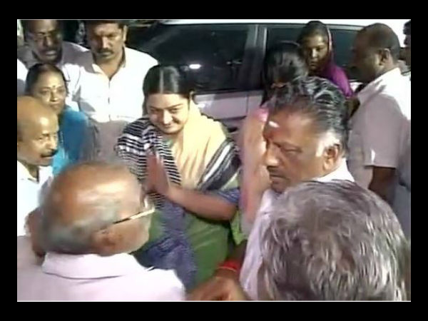 Late cm Jayalalithaa's niece Deepa Jayakumar and Panneerselvam pay tributes to Jayalalithaa Late cm Jayalalithaa's niece Deepa Jayakumar and Panneerselvam pay tributes to Jayalalithaa