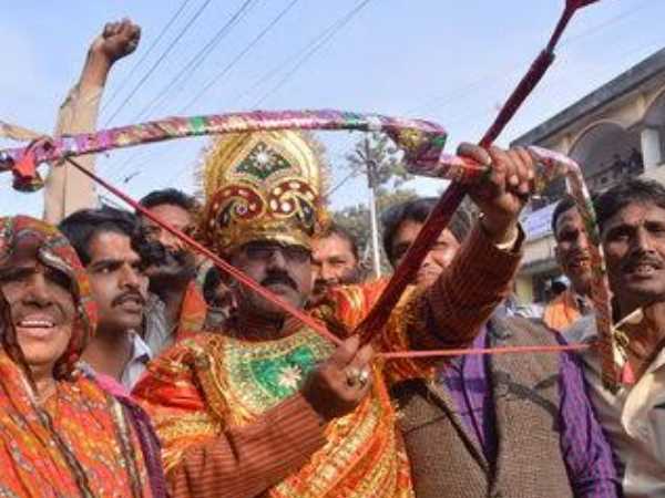 यूपी चुनाव: धनुष-बाण और गदाधारी प्रत्याशी पहुंचे कलेक्ट्रेट ऑफिस, रोते हुए निकले बाहर यूपी चुनाव: धनुष-बाण और गदाधारी प्रत्याशी पहुंचे कलेक्ट्रेट ऑफिस, रोते हुए निकले बाहर