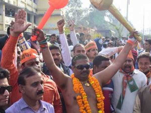 यूपी चुनाव: धनुष-बाण और गदाधारी प्रत्याशी पहुंचे कलेक्ट्रेट ऑफिस, रोते हुए निकले बाहर यूपी चुनाव: धनुष-बाण और गदाधारी प्रत्याशी पहुंचे कलेक्ट्रेट ऑफिस, रोते हुए निकले बाहर