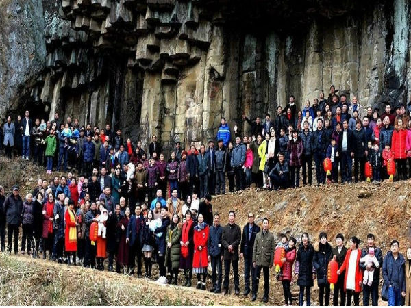 OMG! 500 family members come together to fit into one photo OMG! 500 family members come together to fit into one photo
