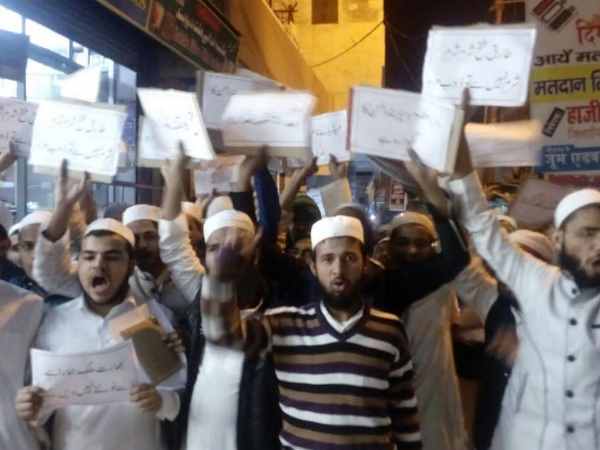 देवबंद: पाक लेखक तारिक फतह के खिलाफ मुस्मिम छात्रों का बवाल देवबंद: पाक लेखक तारिक फतह के खिलाफ मुस्मिम छात्रों का बवाल