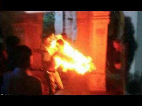 इलाहाबाद यूनिवर्सिटी: आंदोलन कर रहे छात्रों में एक ने खुद को लगा ली आग, अब गर्माएगी सियासत! इलाहाबाद यूनिवर्सिटी: आंदोलन कर रहे छात्रों में एक ने खुद को लगा ली आग, अब गर्माएगी सियासत!