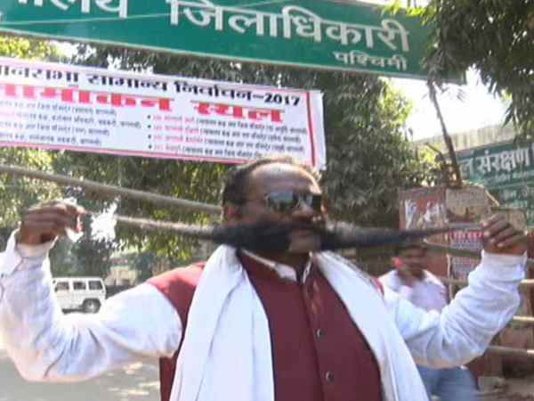 वाराणसी: एक फीट की मूंछ के साथ किया नामांकन, कहा यही देती है हिम्मत वाराणसी: एक फीट की मूंछ के साथ किया नामांकन, कहा यही देती है हिम्मत
