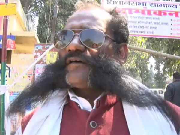 वाराणसी: एक फीट की मूंछ के साथ किया नामांकन, कहा यही देती है हिम्मत वाराणसी: एक फीट की मूंछ के साथ किया नामांकन, कहा यही देती है हिम्मत