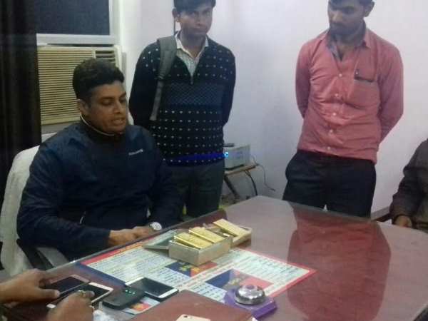 उन्नाव: पुलिस ने बरामद किया 3 किलो सोना, कीमत 90 लाख रुपये उन्नाव: पुलिस ने बरामद किया 3 किलो सोना, कीमत 90 लाख रुपये