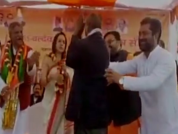 hema malini VIDEO: ड्रीम गर्ल को देखने स्टेज पर पहुंचा शराबी, मुश्किल से उतारा hema malini VIDEO: ड्रीम गर्ल को देखने स्टेज पर पहुंचा शराबी, मुश्किल से उतारा