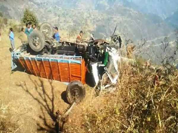 हिमाचल प्रदेश: मिनी ट्रक के खाई में गिरने से दो की मौत, तीन बहनें घायल हिमाचल प्रदेश: मिनी ट्रक के खाई में गिरने से दो की मौत, तीन बहनें घायल