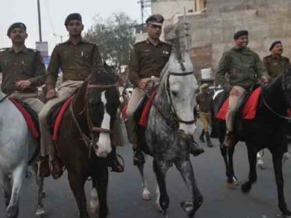 आगरा: जनता की सुरक्षा के लिए एसएसपी बैठे घोड़े पर, चुनावी तैयारियों का लिया जायजा आगरा: जनता की सुरक्षा के लिए एसएसपी बैठे घोड़े पर, चुनावी तैयारियों का लिया जायजा