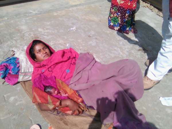 गर्भवती महिला को डॉक्टर ने निकाला, बीच सड़क पर दिया बच्चे को जन्म गर्भवती महिला को डॉक्टर ने निकाला, बीच सड़क पर दिया बच्चे को जन्म