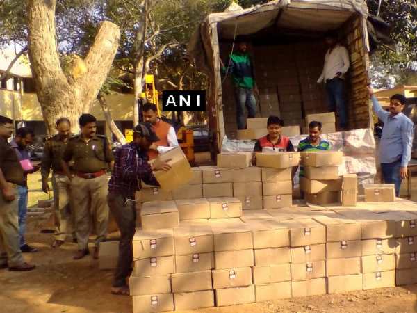 jhansi चुनाव से ठीक पहले एक करोड़ की शराब जब्त, दो गिरफ्तार jhansi चुनाव से ठीक पहले एक करोड़ की शराब जब्त, दो गिरफ्तार