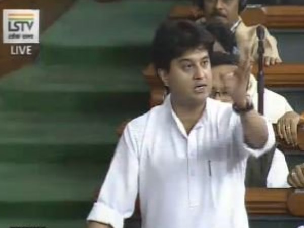 कांग्रेस सांसद ज्योतिरादित्य सिंधिया ने लोकसभा में कहा- कोल्ड ड्रिंक का विज्ञापन देखकर पीएम मोदी ने लिया था नोटबंदी का फैसला कांग्रेस सांसद ज्योतिरादित्य सिंधिया ने लोकसभा में कहा- कोल्ड ड्रिंक का विज्ञापन देखकर पीएम मोदी ने लिया था नोटबंदी का फैसला