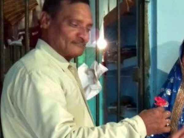 पटना: जब 52 साल के सिपाही ने 25 साल की मुजरिम लड़की को गुलाब देते हुए कहा 'आई लव यू' पटना: जब 52 साल के सिपाही ने 25 साल की मुजरिम लड़की को गुलाब देते हुए कहा 'आई लव यू'