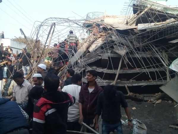 कानपुर में गिरी बिल्डिंग, 7 मरे, 12 घायल, 80 लोगों के दबे होने की आशंका कानपुर में गिरी बिल्डिंग, 7 मरे, 12 घायल, 80 लोगों के दबे होने की आशंका