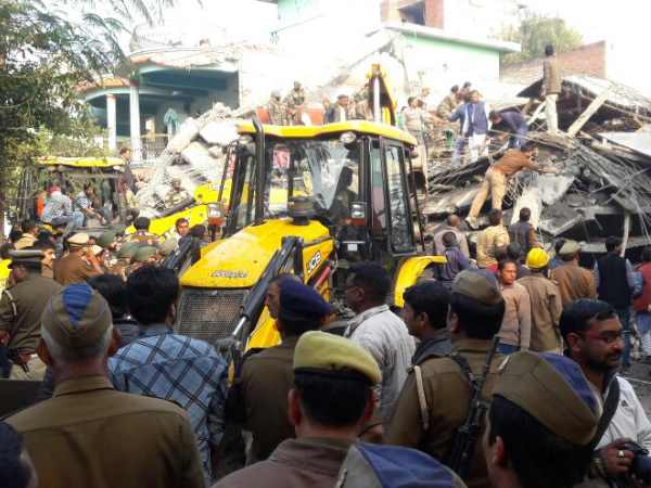 कानपुर में गिरी बिल्डिंग, 7 मरे, 12 घायल, 80 लोगों के दबे होने की आशंका कानपुर में गिरी बिल्डिंग, 7 मरे, 12 घायल, 80 लोगों के दबे होने की आशंका