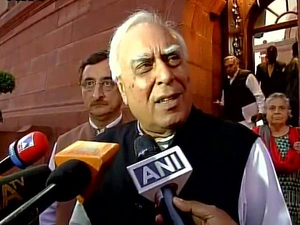 मनमोहन सिंह पर आरोप लगाने पर कपिल सिब्बल बोले-पीएम मोदी का घमंड तो देखो... मनमोहन सिंह पर आरोप लगाने पर कपिल सिब्बल बोले-पीएम मोदी का घमंड तो देखो...