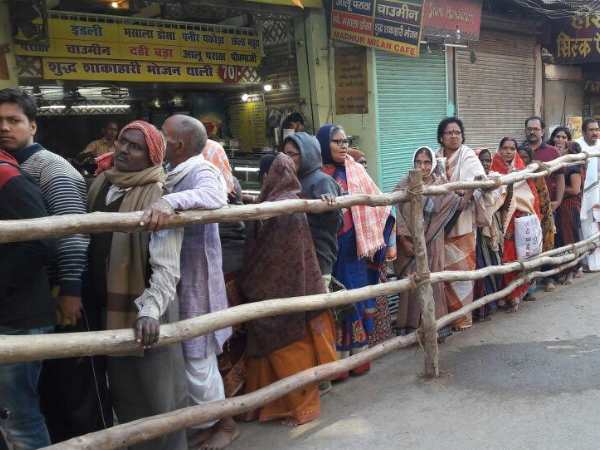 काशी में उमड़ा भक्तों का सैलाब, लाखों की संख्या में काशी विश्वनाथ मंदिर पहुंचे भक्त काशी में उमड़ा भक्तों का सैलाब, लाखों की संख्या में काशी विश्वनाथ मंदिर पहुंचे भक्त