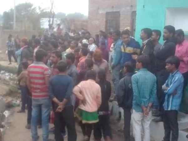 ललितपुर: समाज ने लगाई बंदिशें तो प्रेमी-प्रेमिका ने उठाया जानलेवा कदम ललितपुर: समाज ने लगाई बंदिशें तो प्रेमी-प्रेमिका ने उठाया जानलेवा कदम