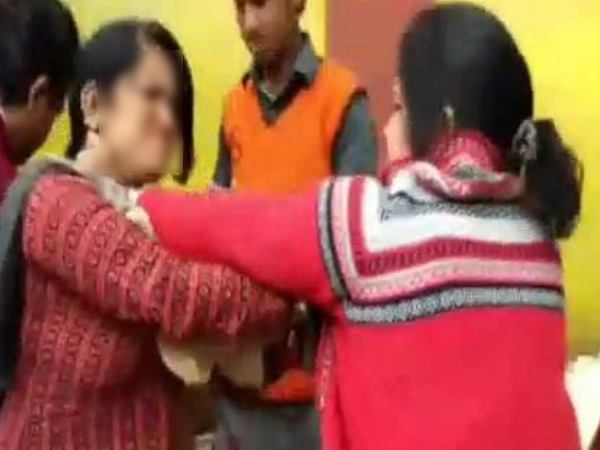 झांसी: सड़क पर दो महिलाओं के बीच दंगल देखकर लोग हुए हैरान झांसी: सड़क पर दो महिलाओं के बीच दंगल देखकर लोग हुए हैरान