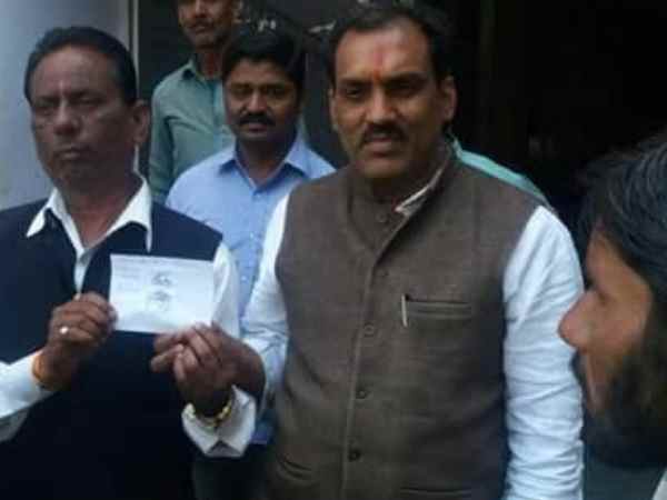 यूपी चुनाव: सपा-कांग्रेस के प्रत्याशी यहां भी आमने-सामने, जानिए क्या है मतभेद यूपी चुनाव: सपा-कांग्रेस के प्रत्याशी यहां भी आमने-सामने, जानिए क्या है मतभेद