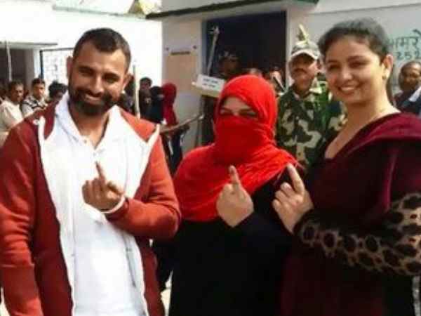 यूपी चुनाव: परिवार संग वोट डालने पहुंचे भारतीय क्रिकेटर मोहम्मद शमी यूपी चुनाव: परिवार संग वोट डालने पहुंचे भारतीय क्रिकेटर मोहम्मद शमी