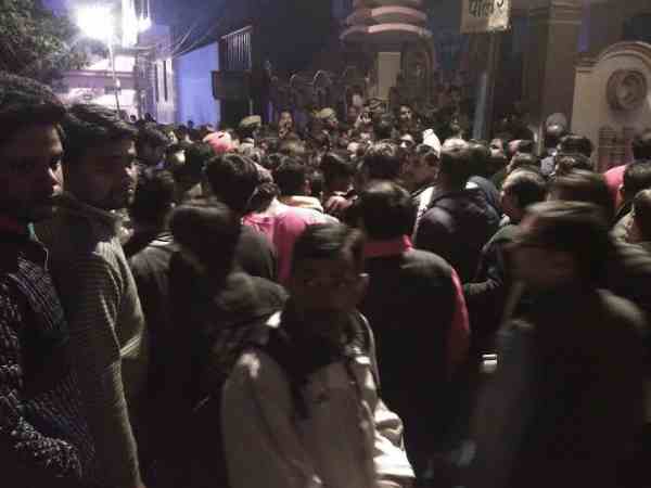 मेरठ: गुटखा व्यापारी के घर घुसकर बदमाशों ने की लूट, विरोध करने पर 5 लोगों को मारी गोली मेरठ: गुटखा व्यापारी के घर घुसकर बदमाशों ने की लूट, विरोध करने पर 5 लोगों को मारी गोली