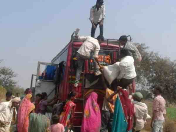 यूपी चुनाव: आखिर क्यों नहीं बन सका लाखों लोगों का पलायन चुनावी मुद्दा? यूपी चुनाव: आखिर क्यों नहीं बन सका लाखों लोगों का पलायन चुनावी मुद्दा?