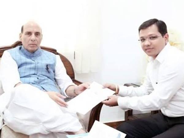 ठग अनुभव मित्तल साख जमाने के लिए बड़े नेताओं के साथ फोटो का इस्तेमाल करता था ठग अनुभव मित्तल साख जमाने के लिए बड़े नेताओं के साथ फोटो का इस्तेमाल करता था