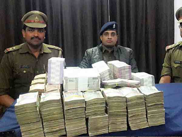 उन्नाव: हाईवे पर 90 लाख के सोने के बाद अब मिली 60 लाख की नकदी उन्नाव: हाईवे पर 90 लाख के सोने के बाद अब मिली 60 लाख की नकदी