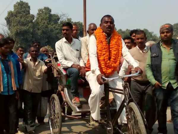 वाराणसी: नामांकन करने रिक्शा चलाकर पहुंचा निर्दलीय प्रत्याशी, कहा 'मैं निकला गड्डी ले के' वाराणसी: नामांकन करने रिक्शा चलाकर पहुंचा निर्दलीय प्रत्याशी, कहा 'मैं निकला गड्डी ले के'